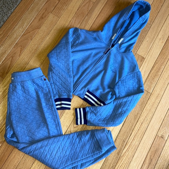 Tommy Hilfiger Cropped Sweatshirt/Sweatpants Set - Picture 1 of 5